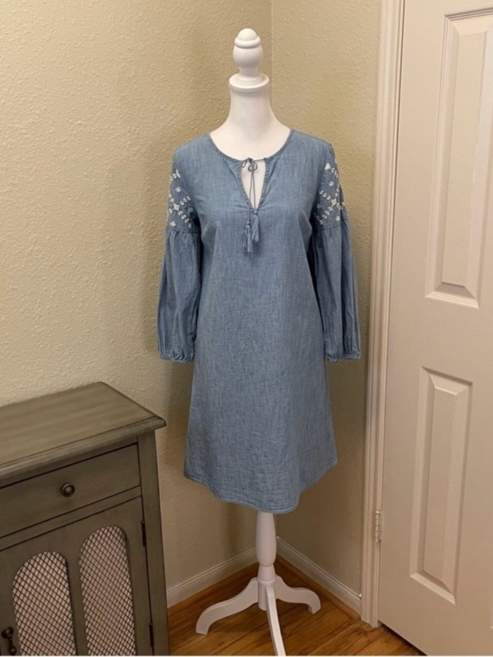 Old Navy Embroidered Long Sleeve Boho Blue Denim A-Line Split Neck Shift Dress S - Picture 2 of 13
